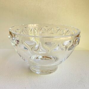 Hershey’s Kisses clear glass candy bowl heavy with band of kisses around rim